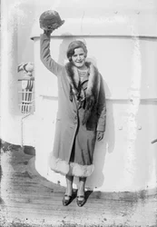 Gertrude Ederle återvänder hem till New York efter att ha simmat över Engelska kanalen, 1926